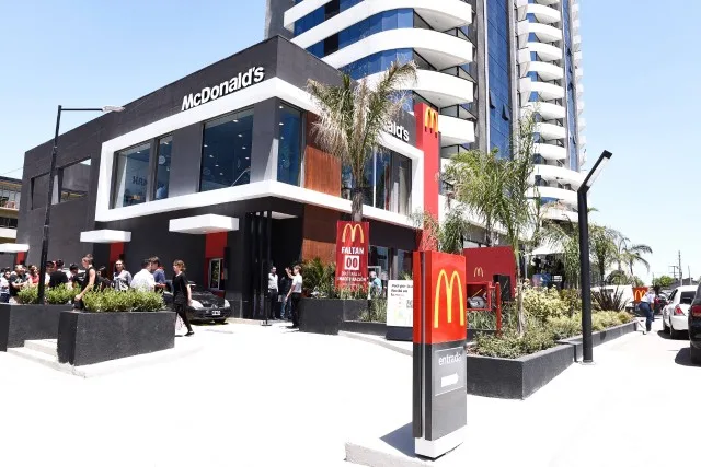 Postre helado de McDonald’s en vaso de cartón con topping, sobre mostrador de local