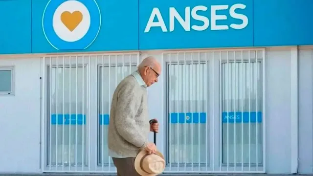 Persona mayor revisando documentos jubilatorios en una oficina de ANSES