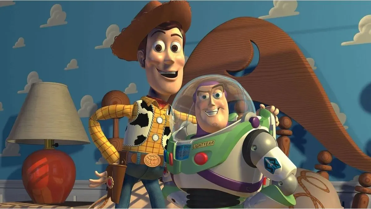 Andrew Stanton en un evento de Pixar con personajes de Toy Story al fondo