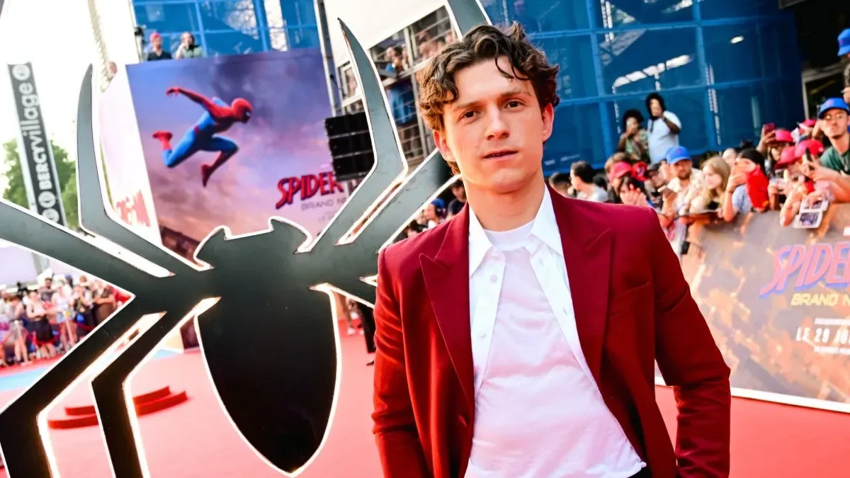 Tom Holland con el traje de Spider-Man en una premiere de Marvel