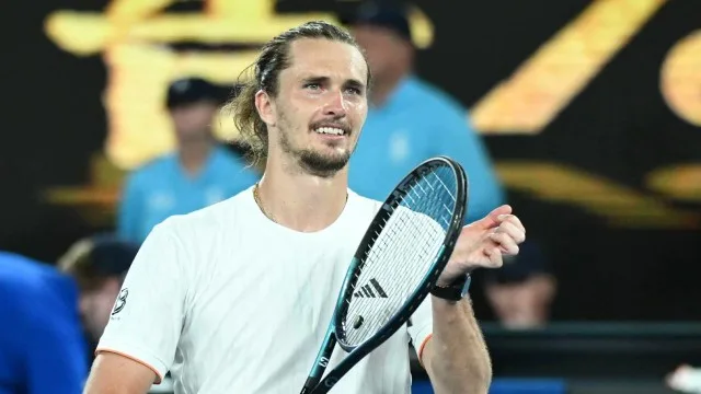 Alexander Zverev en traje formal durante un evento financiero