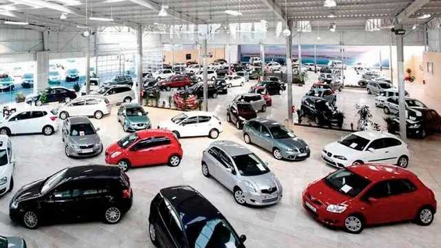 Concesionaria de autos vacía con pocos vehículos 0km en exhibición