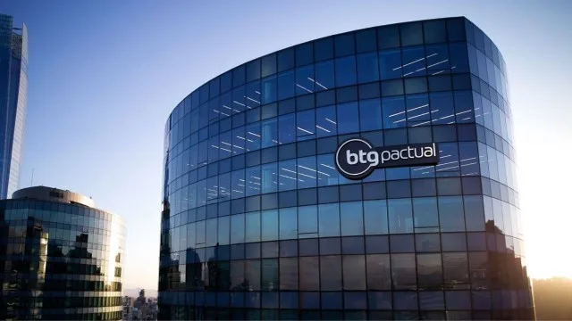 Sede del banco Itaú BBA en Brasil con logo visible y gráficos energéticos