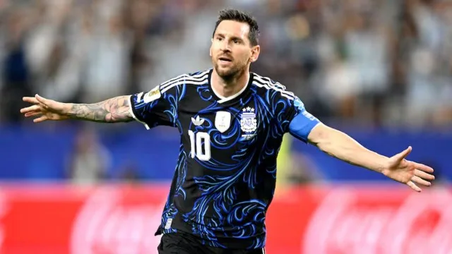 Jugadores de la Selección Argentina entrenando con Messi en primer plano