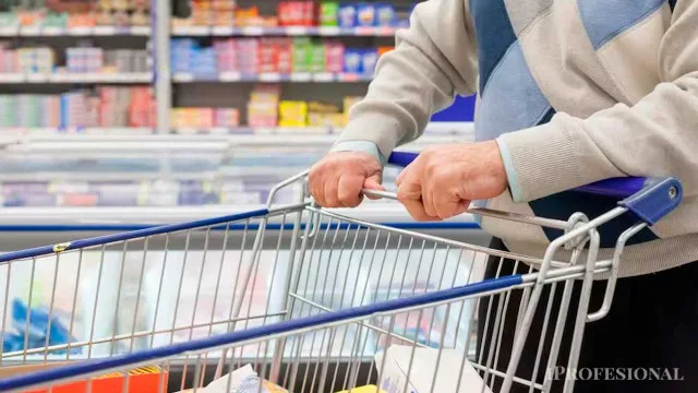 Compradores en un centro comercial de Buenos Aires con góndolas llenas y gente circulando