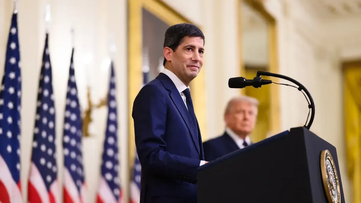 Kevin Warsh en una audiencia del Congreso con expresión reservada y micrófono