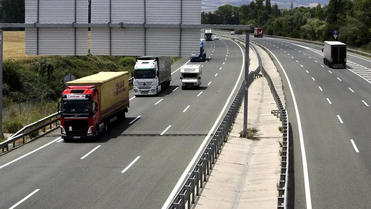 Camión de carga circulando por una ruta argentina con tanque de combustible visible