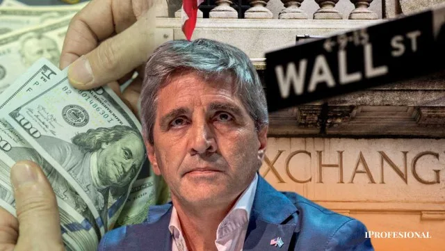 Luis Caputo en conferencia de prensa con gráficos de deuda en dólares al fondo