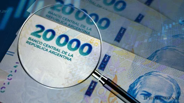 Clientes en una sucursal bancaria revisando deudas y planes de refinanciación