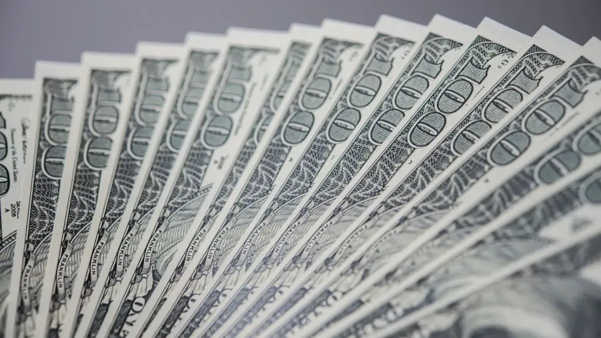 Gráfico comparativo de proyecciones de dólar oficial por analistas de la City