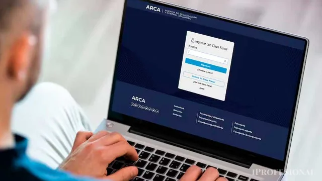 Pantalla de computadora mostrando recategorización de monotributo en sistema ARCA
