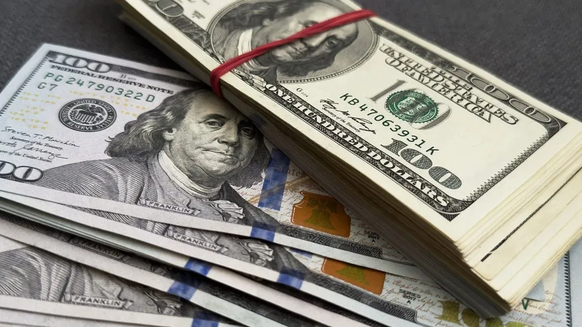 Cotizaciones del dólar blue, oficial, MEP y CCL en pantallas de trading y billetes