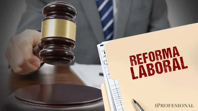 Tribunal judicial con balanza y documentos laborales en primer plano