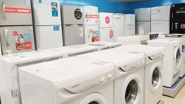 Interior de un outlet de electrodomésticos con heladeras, lavarropas y televisores en exhibición