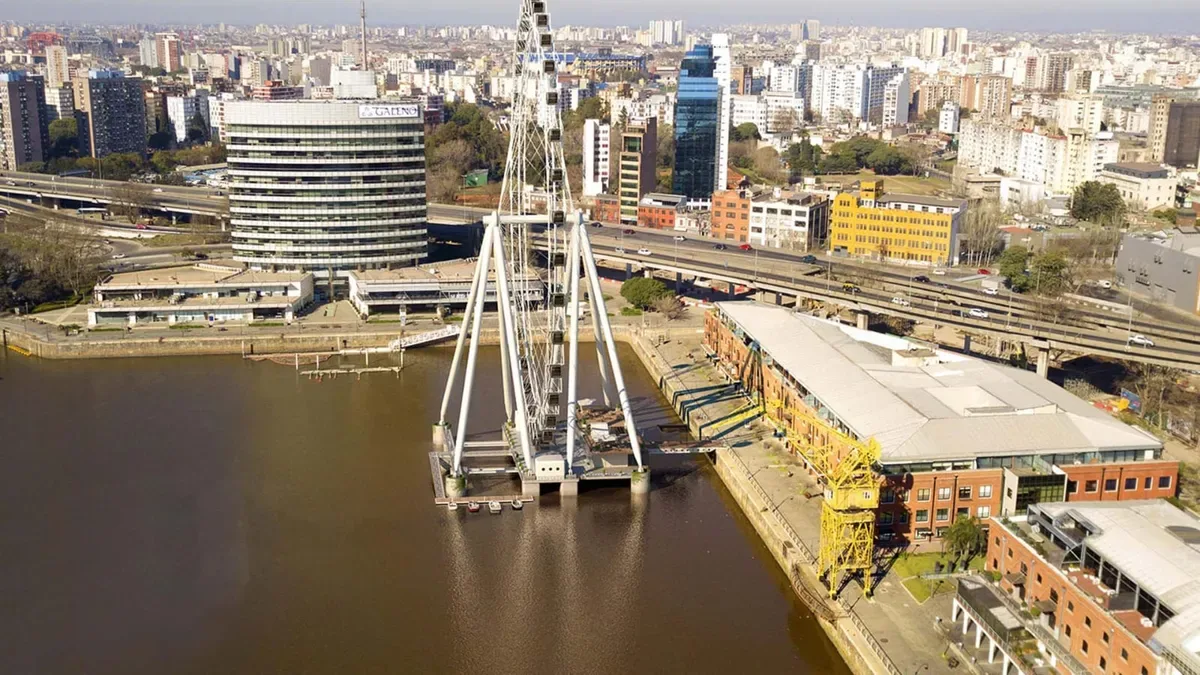 Edificio en construcción con grúas y cartel de obra en Buenos Aires