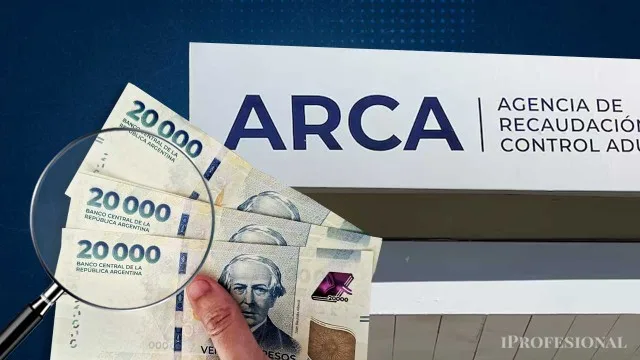 Ejecutivos analizando documentos financieros en una mesa de reunión con gráficos de deudas