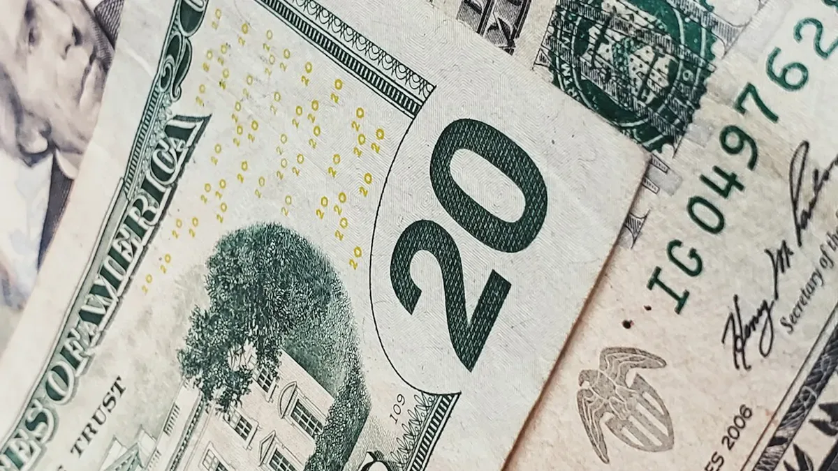 Gráfico de cotización del dólar blue y oficial con flechas de tendencia alcista