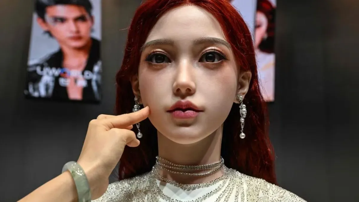 Robot humanoide chino con piel sintética realista en un living moderno