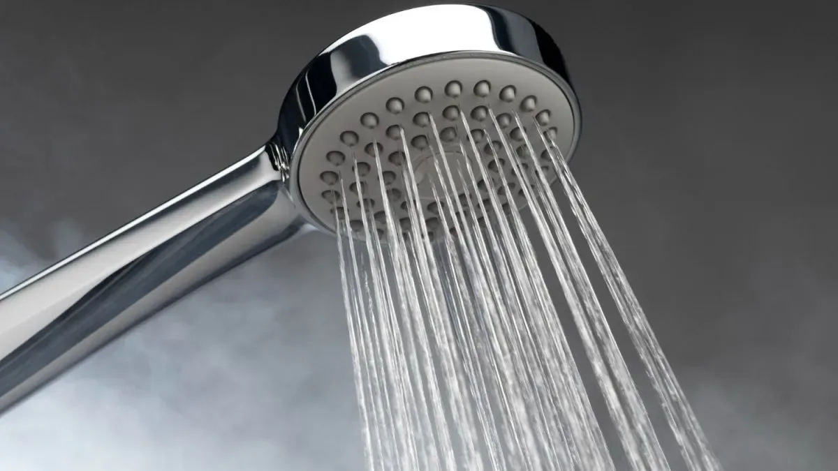 Adolescente de 14 años sosteniendo su prototipo de dispositivo ahorrador de agua para duchas