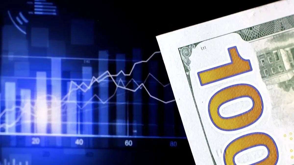 Cotizaciones del dólar blue, oficial, MEP y CCL en pantallas financieras de Buenos Aires