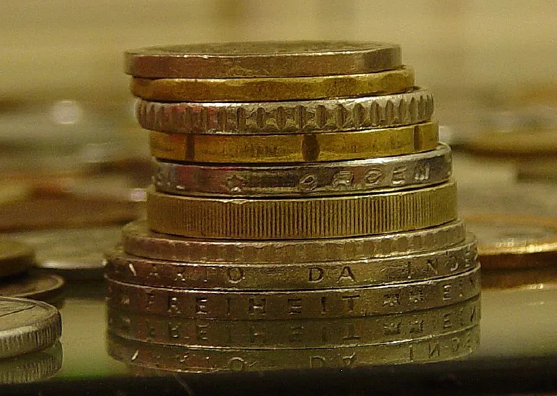Monedas y ahorros, ilustración del concepto de invertir un ingreso extra como el aguinaldo