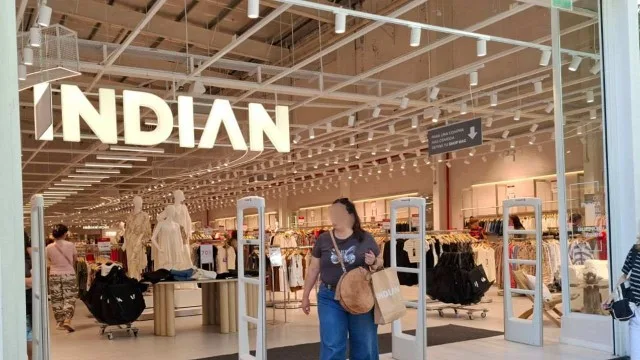 Interior de local Indian recién inaugurado en Unicenter Shopping con ropa exhibida y clientes