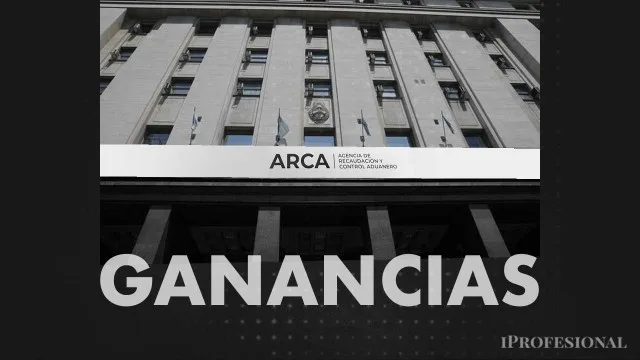 Contador revisando balances y formularios de AFIP en una oficina con laptop