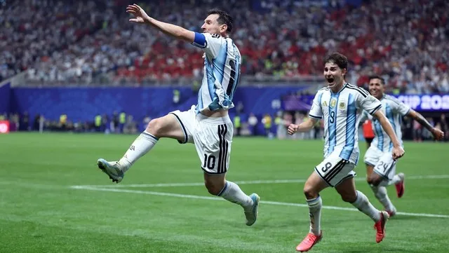 Aficionados argentinos celebrando con banderas y pantallas de apuestas deportivas