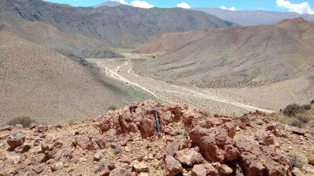 Vista aérea de un yacimiento minero en la provincia de Salta con maquinaria y montañas