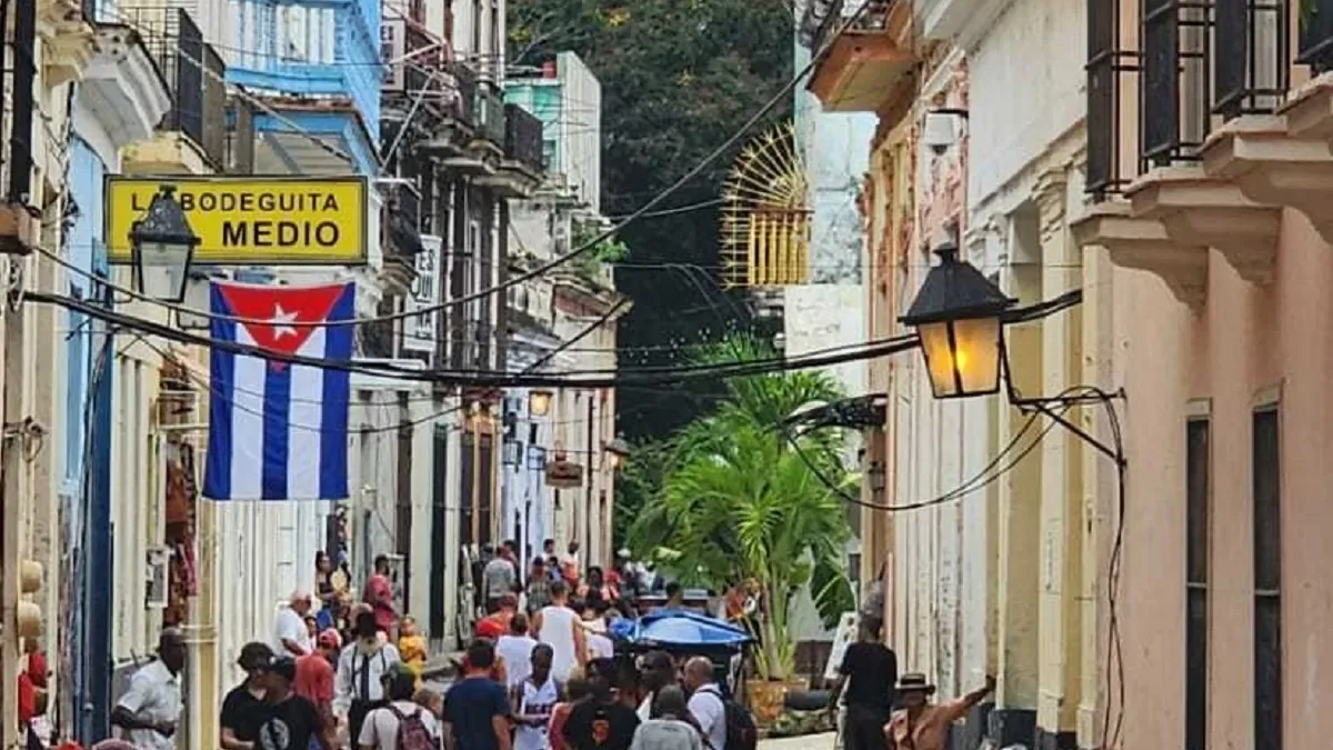 Tienda privada en La Habana con clientes y productos importados en vitrina