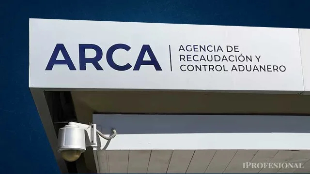 Pantalla de computadora con interfaz de facturación electrónica ARCA de AFIP