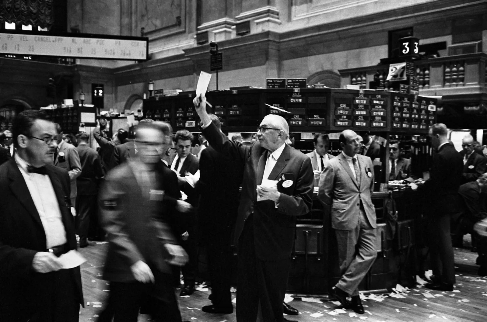 Piso de operaciones de la Bolsa de Nueva York, ilustración del cierre semanal de los mercados