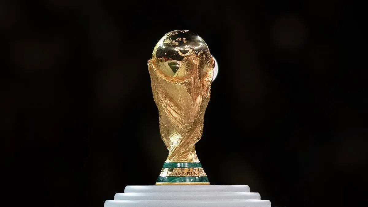 Tres futbolistas levantando la Copa del Mundo con expresiones de preocupación financiera