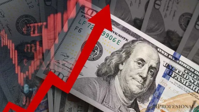 Billetes de dólares y pesos argentinos apilados sobre una mesa con gráficos de inflación y mora crediticia