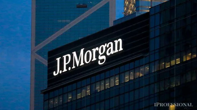 Logo de JPMorgan junto a gráficos de cotizaciones de bancos argentinos en la pantalla de un inversor
