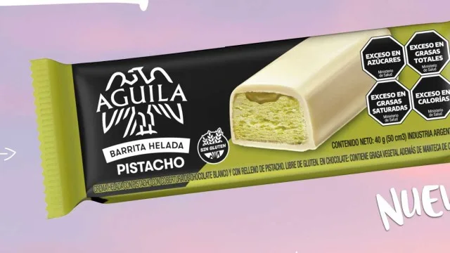 Barra de helado de pistacho premium envuelta en packaging elegante