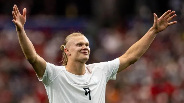 Erling Haaland con coleta y vincha durante un partido de fútbol