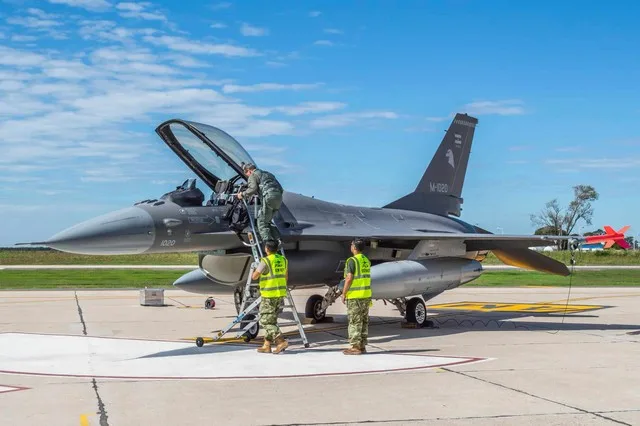 Caza F-16 volando con misiles AIM-120 AMRAAM bajo las alas