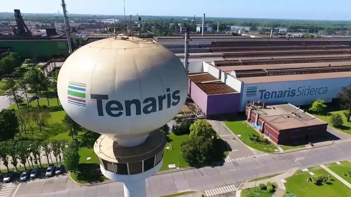 Instalaciones industriales de la planta SIAT de Tenaris con trabajadores en el exterior