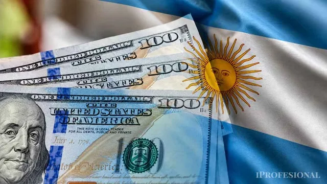 Billetes de dólar estadounidense apilados con cotizaciones en pantalla digital