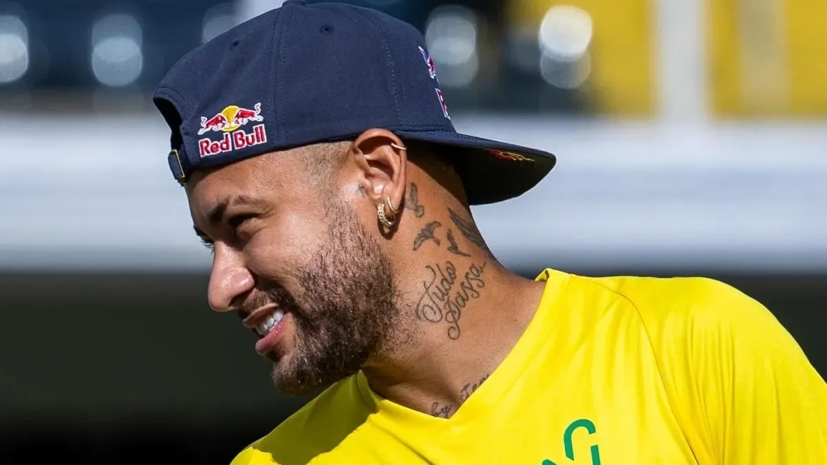 Neymar Jr. sonriendo con traje en evento de patrocinio de lujo
