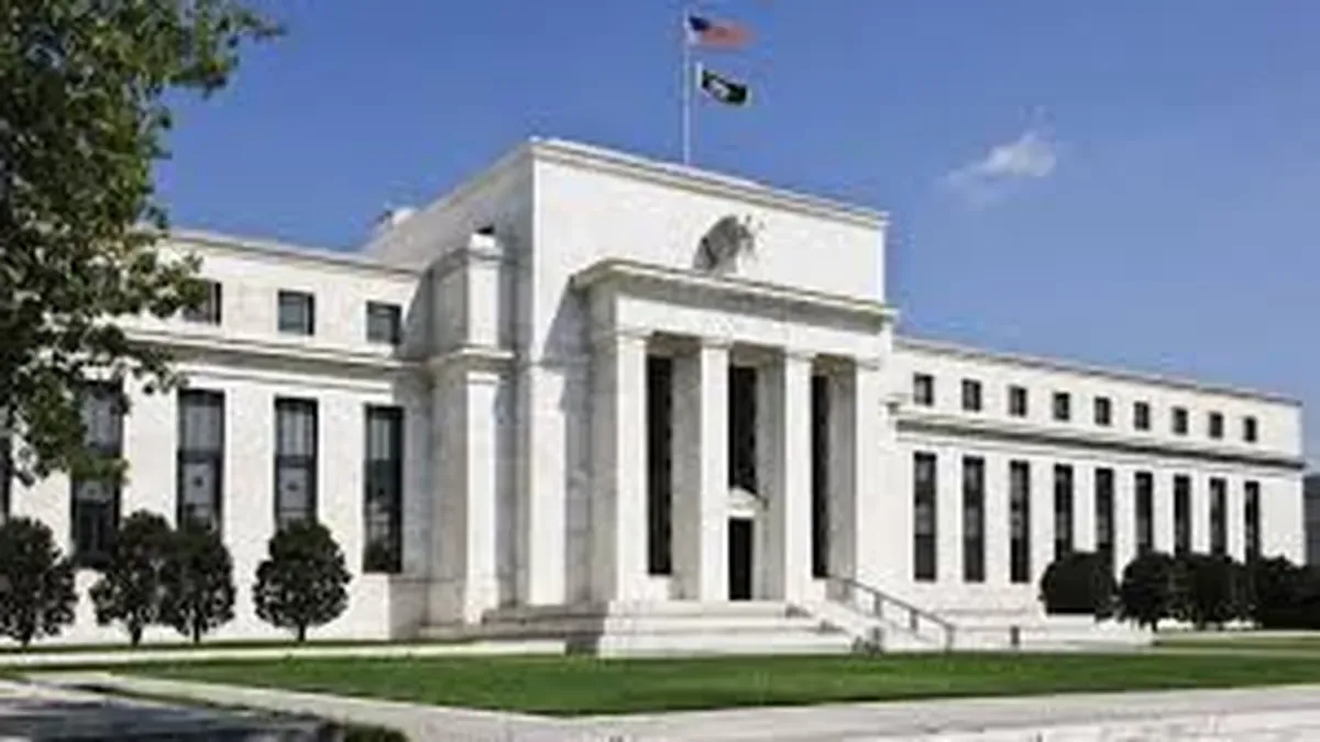 El banco central estadounidense dejó sin cambios su tasa de referencia en el rango de 4,25%-4,50%. Las nuevas proyecciones ec