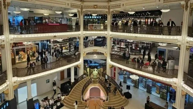 Persianas cerradas de la histórica tienda La Favorita en Rosario, con su fachada centenaria