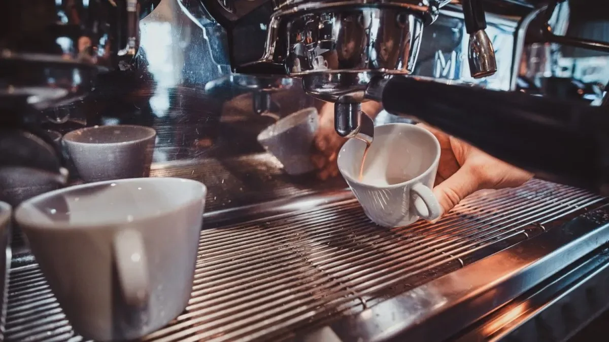 Interior moderno de una cafetería de especialidad con clientes y barra de café en Buenos Aires