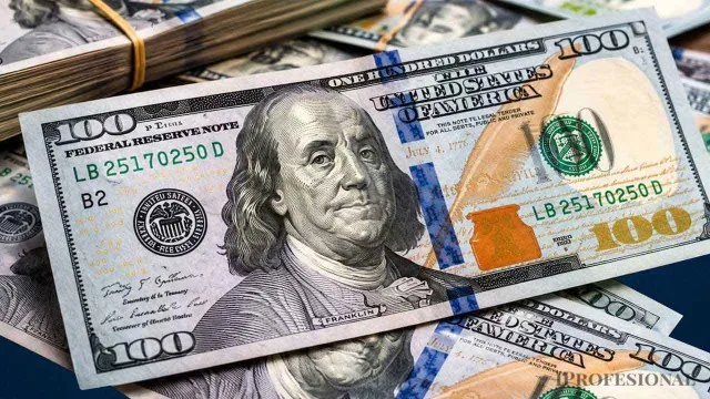 Luis Caputo en conferencia de prensa con gráficos de dólar y bonos en pantalla