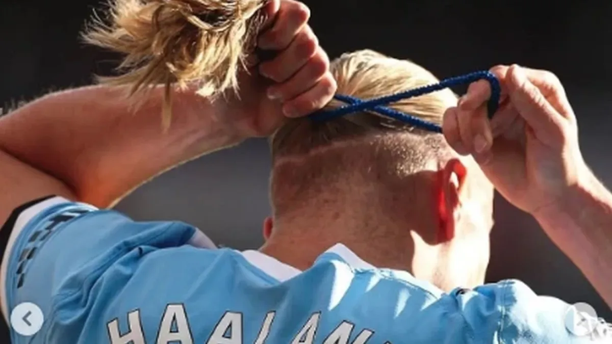 Erling Haaland con coleta y gomita para el pelo durante un partido de fútbol