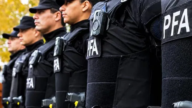 Efectivos de la Policía Federal y Bonaerense uniformados en formación oficial