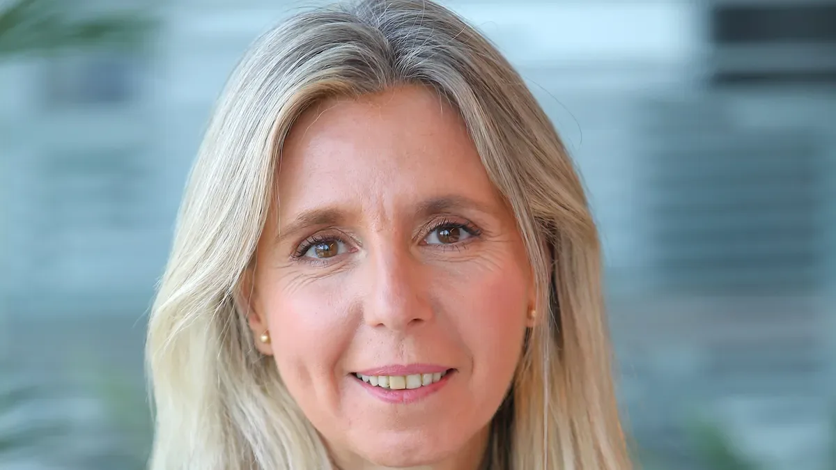 Gabriela Renaudo, CEO de Visa Argentina, en evento corporativo con logo de la compañía
