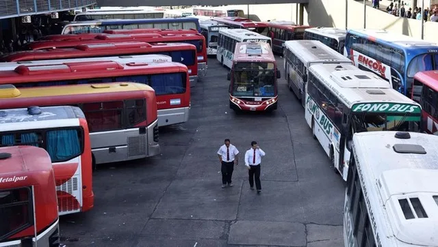 Colectivos urbanos en Buenos Aires circulando por avenida con pasajeros