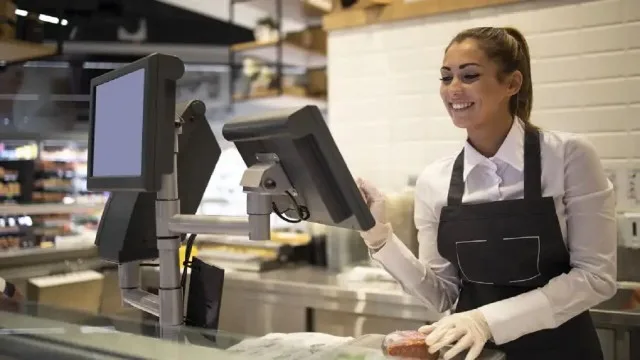 Pantalla de TV con partido de la Selección Argentina y gente en un supermercado vacío